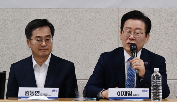 이재명 더불어민주당 대표(오른쪽)가 21일 영동시장 대강당에서 열린 지역사랑상품권 국고 지원을 위한 전통시장·소상공인 민생현장 간담회에서 발언하고 있다. 왼쪽은 김동연 경기도지사. /사진=옥지훈 기자