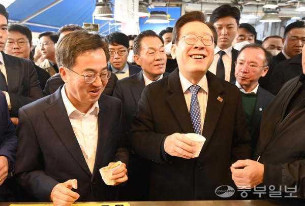 이재명 더불어민주당 대표와 김동연 경기도지사가 21일 오전 수원시 못골시장을 방문해 호떡을 시식하며 대화하고 있다. /김경민 기자