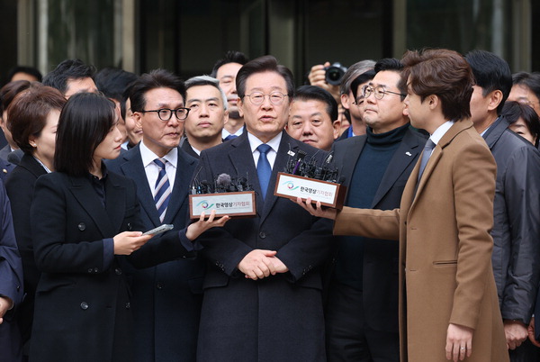 더불어민주당 이재명 대표가 25일 오후 서울 서초구 서울중앙지법에서 열린 위증교사 혐의 사건 1심 선고 공판에서 무죄 선고를 받은 뒤 취재진에게 입장을 밝히고 있다. /연합뉴스