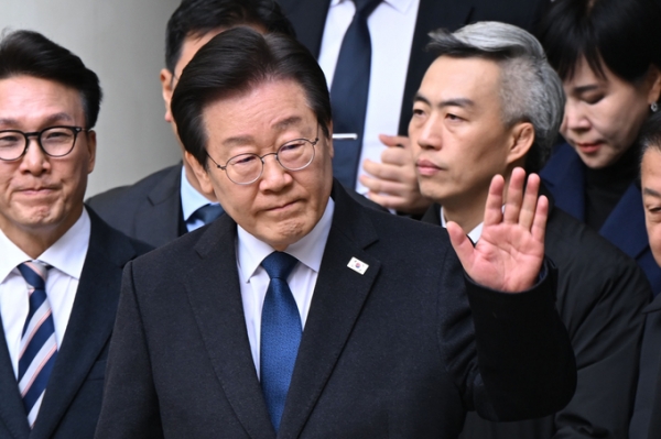 이재명 더불어민주당 대표가 25일 오후 서울 서초구 중앙지방법원에서 위증교사 혐의 재판 1심 선고 무죄 판결을 받은 후 법원을 떠나고 있다. (사진=사진공동취재단)