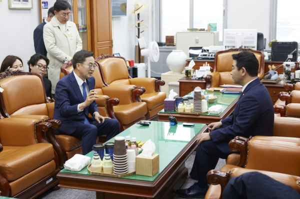 지난달 20일 오후 국회 본관에서 김동연 경기도지사가 2025년 경기도 주요 국비 사업 확보 건의를 위해 박정 예산결산특별위원회 위원장과 면담하고 있다.