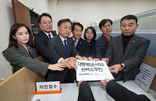 일 서울 여의도 국회에서 개혁신당 이주영 의원(왼쪽부터), 천하람 원내대표, 조국혁신당 신장식 의원, 진보당 윤종오 원내대표, 기본소득당 용혜인 대표, 사회민주당 한창민 대표, 더불어민주당 김용민 의원이 야6당이 공동발의한 윤석열 대통령 탄핵소추안을 제출하고 있다. /연합뉴스