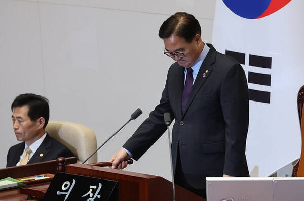 우원식 국회의장이 5일 새벽 서울 여의도 국회에서 본회의를 속개하고 있다. 연합뉴스