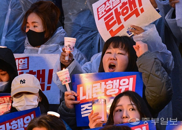5일 오후 서울시 여의도 국회 본청 앞 계단에서 진행된 윤석열 대통령 사퇴 촉구·탄핵 추진 범국민 촛불문화제에 참여한 시민들이 촛불과 피켓을 들고 윤 대통령의 계엄 선포를 규탄하는 내용의 구호를 외치고 있다. /임채운 기자