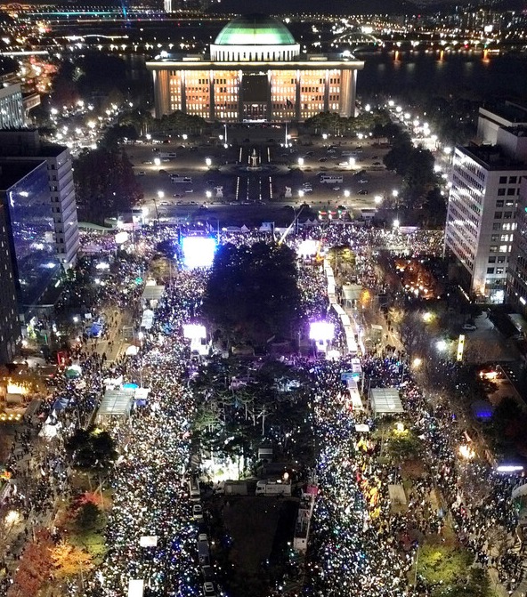 7일 오후 서울 여의도 국회 앞 일대에서 열린 '내란죄 윤석열 퇴진! 국민주권 실현! 사회대개혁! 범국민촛불대행진'에 수많은 시민이 촛불을 들고 있다.이날 주최 측 추산은 100만명, 경찰은 10만 명이 운집했다고 밝혔다. /전광현 기자