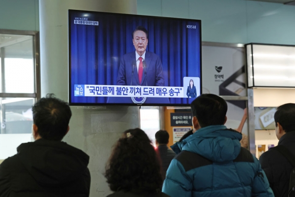 지난 7일 오전 시민들이 윤 대통령 대국민 담화를 보고 있다. /연합뉴스