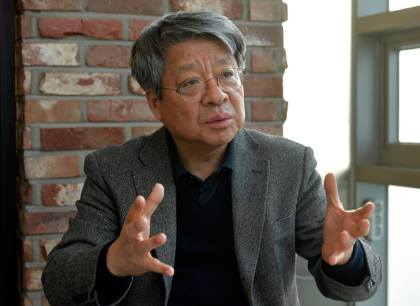 김민배 명예교수가 10일 인천시 미추홀구 인하대학교에서 윤석열 대통령 계엄 사태와 관련해 이야기를 하고 있다. 이진우 기자
