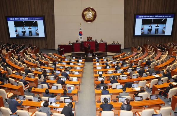 11일 오후 국회 본회의에서 '윤석열 대통령 위헌적 비상계엄 선포 내란행위 관련 긴급현안질문'이 진행되고 있다. 연합뉴스