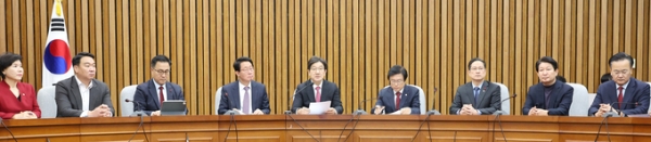 권성동 국민의힘 당대표 권한대행 겸 원내대표(가운데)가 17일 오전 국회에서 열린 원내대책회의에서 발언하고 있다. (사진=연합뉴스)