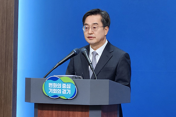 김동연 경기도지사가 19일 경기도청에서 기자회견을 하고 있다.