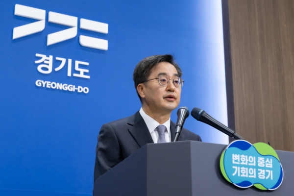 19일 오전 김동연 경기도지사가 경기도청 브리핑룸에서 경제재건 제안을 위한 긴급브리핑을 하고있다. 사진=경기도청