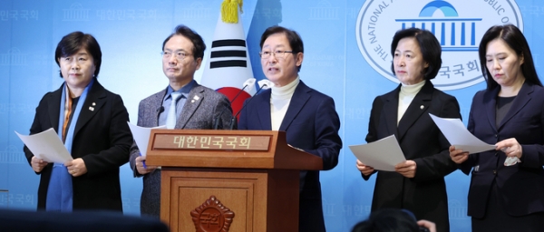 더불어민주당 윤석열내란진상조사단 추미애 단장과 박범계, 서영교 부단장 등 소속 의원들이 22일 오후 국회 소통관에서 내란 특검법 공포를 촉구하는 기자회견을 하고 있다. (사진=연합뉴스)