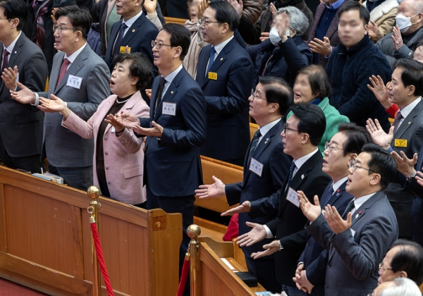 권성동 국민의힘 대표 권한대행 겸 원내대표와 이재명 더불어민주당 대표가 25일 서울 여의도순복음교회에서 열린 성탄예배에 참석해 있다. (사진=연합뉴스)