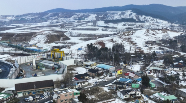 세계 최대 반도체 산업단지인 용인 국가산업단지가 당초 계획보다 3년6개월 앞당겨 2026년 12월 착공된다. 용인 반도체클러스터 공사가 진행 중인 용인시 처인구 원삼면 죽능리 부근 일대의 모습. /경인일보DB