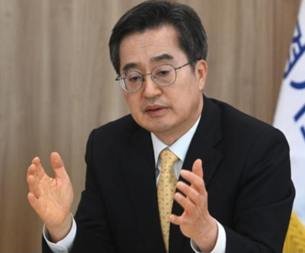 김동연 경기도지사가 지난달 26일 오후 경기도청에서 신년 인터뷰를 진행하고 있다. /최은성 기자