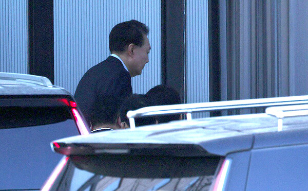 ▲ 내란 우두머리와 직권남용 권리행사 방해 혐의를 받는 윤석열 대통령이 15일 오전 정부과천청사 내 고위공직자범죄수사처에 조사를 받기 위해 후문으로 출석하고 있다./전광현 기자