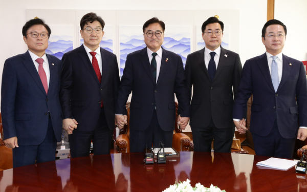 우원식 국회의장(가운데)이 지난해 12월 23일 오전 국회에서 여야 원내대표·원내수석부대표들과 회담에 앞서 기념 촬영하고 있다. (사진=옥지훈 기자)