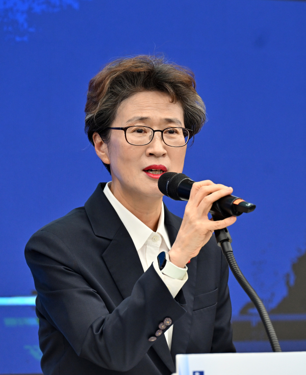 최윤정 경기언론인클럽 이사장이 20일 수원특례시청 중회의실에서 열린 ‘위기의 민생경제 대전환 토론회’에서 인사말을 하고 있다.