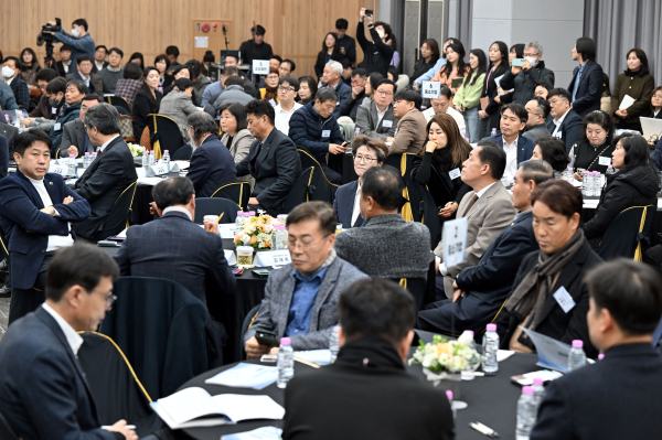 20일 수원특례시청 중회의실에서 열린 토론회에 참석한 내빈 및 방청객들이 정책 발표 현황을 경청하고 있다.