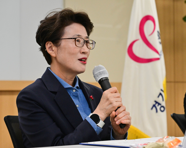 최윤정 경기언론인클럽 이사장이 22일 경기도자원봉사센터와 업무협약식에서 인사말을 하고 있다.