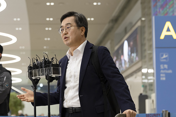 지난달 24일 인천국제공항 입국장에서 김동연 경기도지사가 다보스포럼 관련 브리핑을 하고 있다./사진=경기도 제공