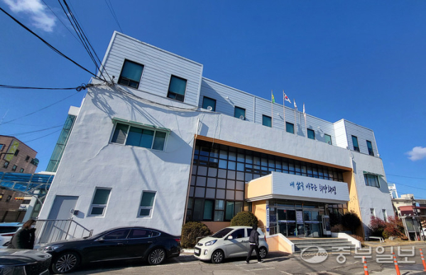 경기도내 지어진 지 수 십년이 경과한 행정복지센터들이 노후화로 몸살을 앓고 있지만 신축에 어려움을 겪고 있다. 앞서 안전등급에서 'D등급' 판정을 받은 화성 봉담행정복지센터의 모습.노민규기자.