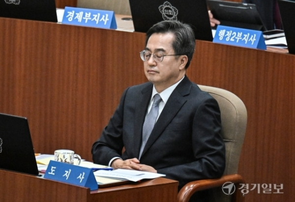 20일 도의회가 ‘제382회 임시회 제3차 본회의’에서 김 지사가 제안한 안건 11건 모두를 상정하지 않은 가운데 이날 본회의에 참석한 김 지사가 침통한 모습을 보이고 있다. 홍기웅기자