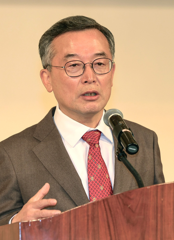 박현수 제21대 경기언론인클럽 신임 이사장이 25일 경기문화재단 3층 아트홀에서 개최된 이사장 이취임식에서 취임사를 하고 있다.