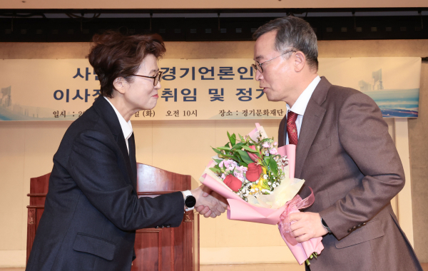 최윤정 이사장이 25일 경기문화재단 3층 아트홀에서 개최된 경기언론인클럽 이사장 이취임식에서 신임 박현수(사진 오른쪽) 이사장에게 축하의 꽃다발을 전달하고 있다.