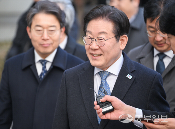 이재명 더불어민주당 대표가 26일 오후 서울시 서초구 서울고등법원에서 열린 공직선거법 위반 혐의 항소심 결심공판에 출석하고 있다. /임채운 기자
