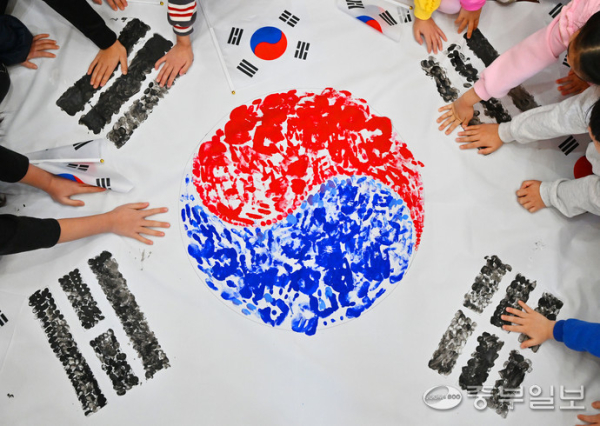 제106주년 3·1절을 이틀 앞둔 27일 오전 수원시 권선구 세류1동 새마을문고 책먹는 아이들에서 열린 '나라사랑 한마음 손도장 태극기 만들기' 행사에서 어린이들이 손도장 태극기를 만들고 있다. /김경민 기자