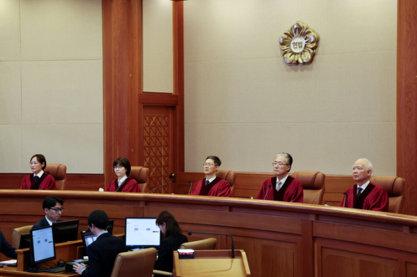 문형배 헌법재판소장 권한대행과 재판관들이 27일 서울 종로구 헌법재판소 대심판정에서 열린 마은혁 재판관 후보자 불임명 관련 권한쟁의심판 선고에 입장해 자리하고 있다. /사진=연합뉴스