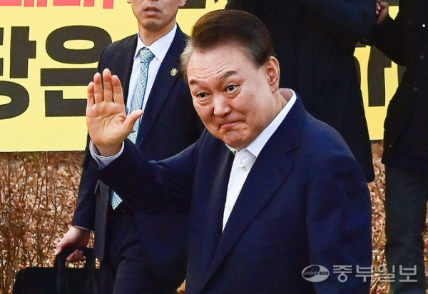 석방된 윤석열 대통령이 8일 오후 의왕시 서울구치소 앞에서 경호차량에서 내려 지지자들에게 인사를 건내고 있다. 임채운기자