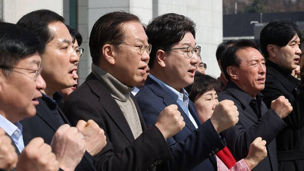 국민의힘 권영세 비상대책위원장과 권성동 원내대표 등 의원들이 8일 서울 대검찰청 앞에서 비상의원총회를 열고 윤석열 대통령의 석방을 촉구하고 있다. 연합뉴스