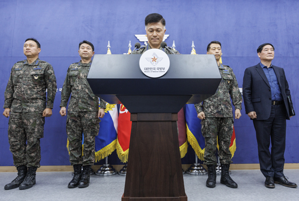 이영수 공군 참모총장이 10일 서울 용산구 국방부에서 열린 공군 KF-16 전투기 오폭사건 기자회견에서 사과하고 있다. /연합뉴스