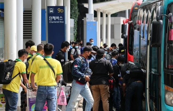 단체버스 타는 외국인 근로자들. 연합뉴스 자료사진