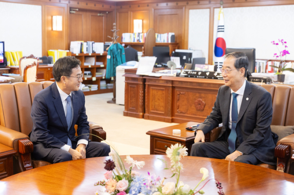 김동연 경기도지사가 지난 2023년 9월 26일 한덕수 국무총리를 만나 경기북부특별자치도 설치 특별법 제정을 위한 주민투표를 공식 요청하고 있다. (사진=경기도 제공)