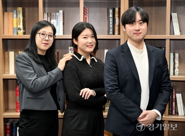 그리스 문자의 처음을 나타내는 알파의 뜻처럼 최전방에서 이슈 속에 담긴 첫 번째 이야기를 전하는 경기일보 경기알파팀. (왼쪽부터) 정치부 김경희 차장, 오민주·이진 기자.