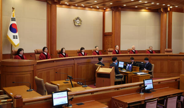 헌법재판소가 한덕수 국무총리에 대한 탄핵심판을 선고하는 24일 오전 헌법재판관들이 서울 종로구 헌법재판소 대심판정에 앉아 있다. 홍기웅기자