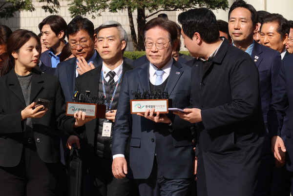 더불어민주당 이재명 대표가 26일 서울고등법원에서 열린 공직선거법 위반 사건 항소심에서 무죄를 선고받은 뒤 법원을 나서고 있다. /사진공동취재단