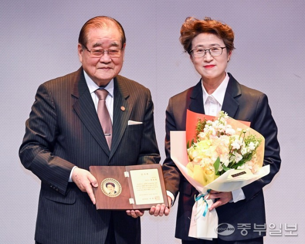 3월 26일 용인시 경기도박물관에서 열린 ‘3·1운동의 의미와 국제적 영향’ 기념식에서 최윤정 중부일보 대표이사(사진 오른쪽)가 이종찬 광복회장으로부터 감사패를 받고 기념사진을 찍고 있다.