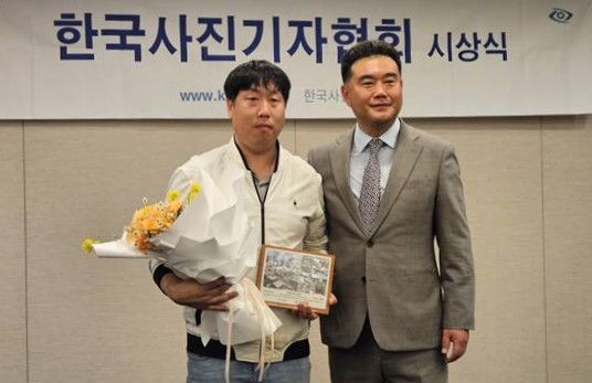 조병석(왼쪽) 경기일보 인천본사 사진부 차장이 21일 한국사진기자협회 제262회 이달의 보도사진상 스토리부분 최우수상을 수상한 뒤 기념촬영을 하고 있다.
