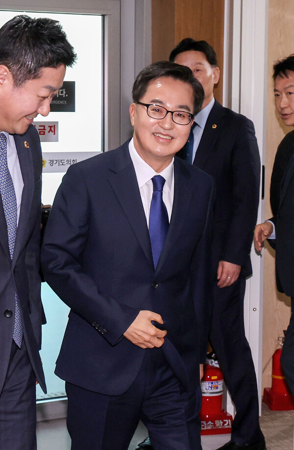 조기 대선 출마를 앞둔 김동연 지사가 7일 오후 김진경(왼쪽) 경기도의회 의장과 면담 후 경기도의회 의장실에서 나오고 있다. /전광현 기자