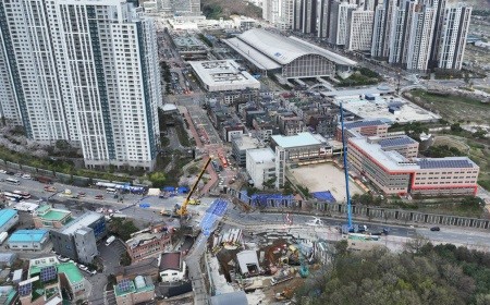 13일 붕괴 사고가 발생한 경기도 광명시 신안산선 지하터널 공사 현장 모습. 지난 11일 경기도 광명시 양지사거리 부근 신안산선 복선전철 제5-2공구 지하터널 공사 현장과 상부 도로가 함께 붕괴하는 사고가 났다. 연합뉴스