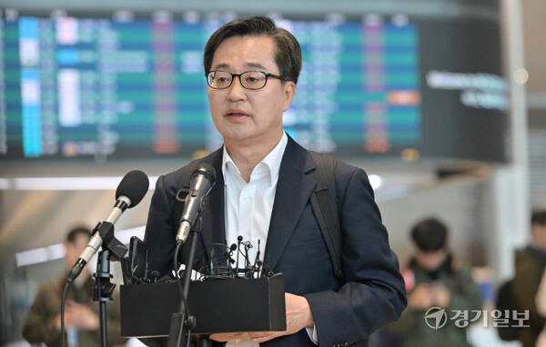 김동연 경기도지사가 지난 9일 인천공항 2터미널에서 미국 트럼프 발 관세 전쟁 대응책을 찾기 위해 미국으로 출국하기 전 '자동차 부품 관세 대응을 위한 긴급 출국 보고 회견'에서 제21대 대통령선거 출마 선언을 하고 있다. /경기일보DB