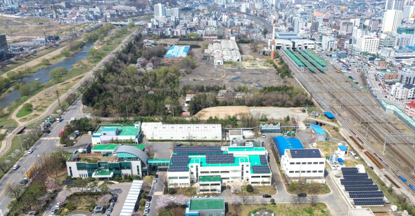 화성시와 공동사용하고 있는 오산시 하수처리시설이 오산역, 오산천 등과 매우 인접해 시민들이 악취에 시달리고 있어 여러 악취 저감 조치를 시행했지만, 악취 민원은 줄어들지 않고 있다. 사진은 15일 오산시 제1·2 하수처리장 모습./전광현 기자