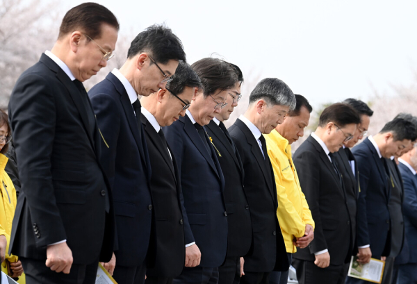 더불어민주당 박찬대 당 대표 권한대행 겸 원내대표, 이재명 전 대표, 김동연 경기지사, 김경수 전 경남지사, 국민의힘 권영세 비상대책위원장 등 참석자들이 16일 경기 안산시 화랑유원지에서 열린 '세월호 참사 11주기 기억식'에서 묵념하고 있다. /연합뉴스