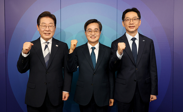더불어민주당 이재명(왼쪽부터), 김동연, 김경수 대선 경선 후보가 23일 서울 여의도 오마이TV 스튜디오에서 열린 오마이TV 초청 토론회 시작에 앞서 기념 촬영하고 있다. 국회사진기자단
