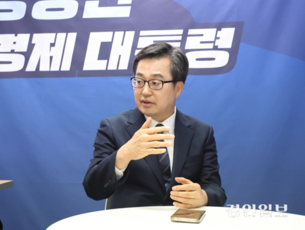김동연 더불어민주당 대통령선거 경선 후보가 지난 22일 서울 여의도 대산빌딩 경선 캠프에서 열린 한국지방신문협회와 공동 인터뷰에서 “경제전문가로서 우리 경제를 장기적으로 발전시키고, 각종 난제를 풀어내겠다”고 강조했다. /한국지방신문협회 제공