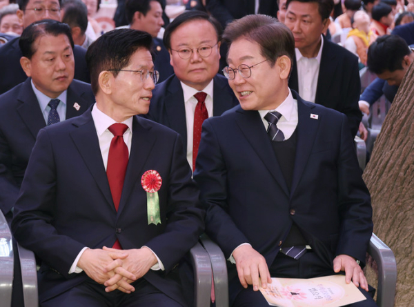 더불어민주당 이재명 대선 후보(오른쪽)와 국민의힘 김문수 대선 후보가 지난 5일 서울 종로구 조계사에서 열린 불기 2569년 부처님오신날 봉축법요식에 참석해 대화하고 있다. 연합뉴스